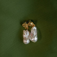 Load image into Gallery viewer, Baroque Gold Foliage Earring
