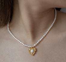 Load image into Gallery viewer, Folding Heart Pearl Necklace
