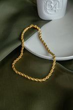 Load image into Gallery viewer, Round Swirl Chain Necklace
