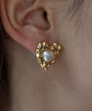 Load image into Gallery viewer, Folding Heart Pearl Earring
