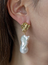 Load image into Gallery viewer, Baroque Gold Foliage Earring
