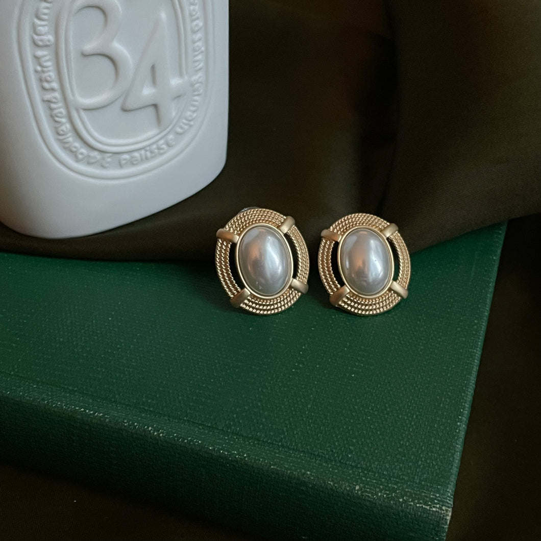 Vintage Ellipse Pearl Earring